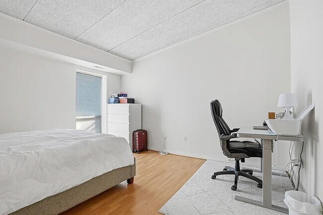 Building Photo - 57 Broadlawn Park