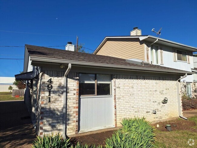 Building Photo - Two Bedroom Townhome