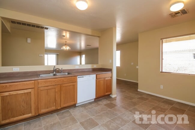 Photo - 10410 W Pioneer St