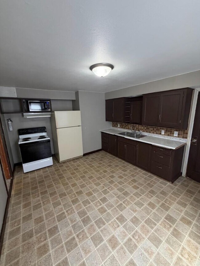 116 W Maes Ave