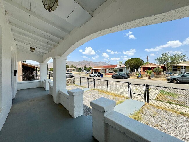 Photo - 3906 Tularosa Ave Unit B