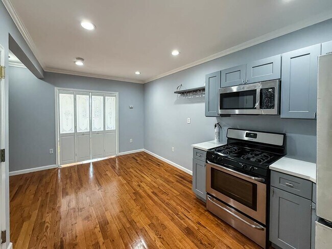 Building Photo - 282 5th St Unit 3