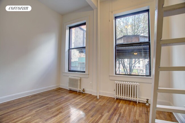 Building Photo - 304 W 30th St Rental