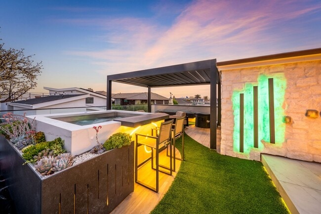 Custom Built 4 Bedroom Peninsula Point Hom... - Custom Built 4 Bedroom Peninsula Point Hom...