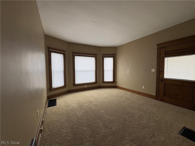 Photo - 404 3rd St NW