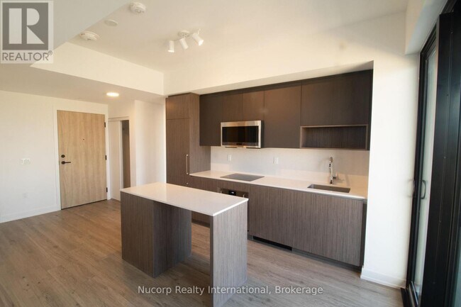 Photo - 799 The Queensway Unité 807