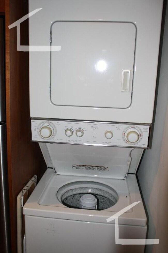 Building Photo - 4Br/1Bth apartment in Boston! Great location! Laundry in UNIT!