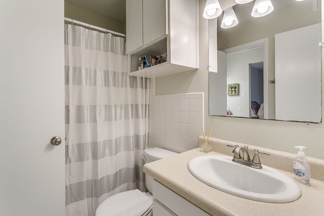 Full bath with tub/shower combo. Door directly into master & 2nd door into main hallway. - 4901 Bryce Ave Unit 10