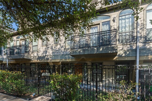 Building Photo - 1515 Paige St Rental
