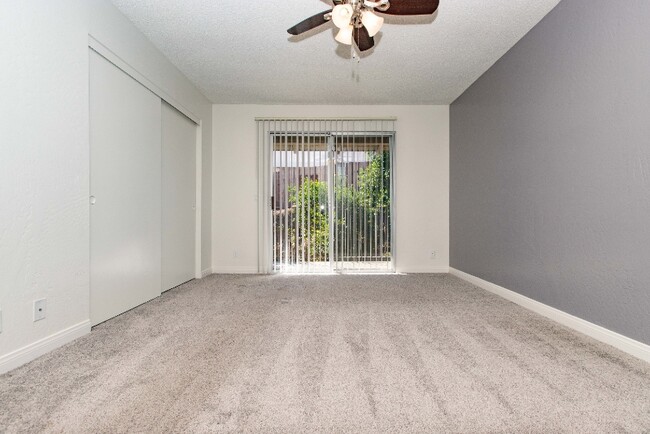 800 E Bobier Dr