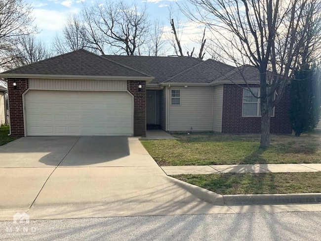 Building Photo - 634 S Mahn Ave