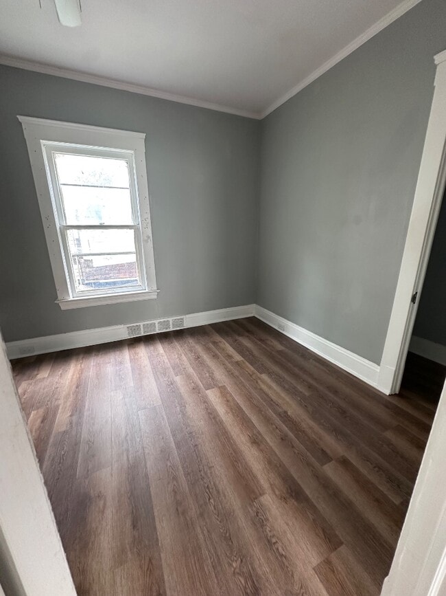 Move right in to this beautiful 1st floor unit!