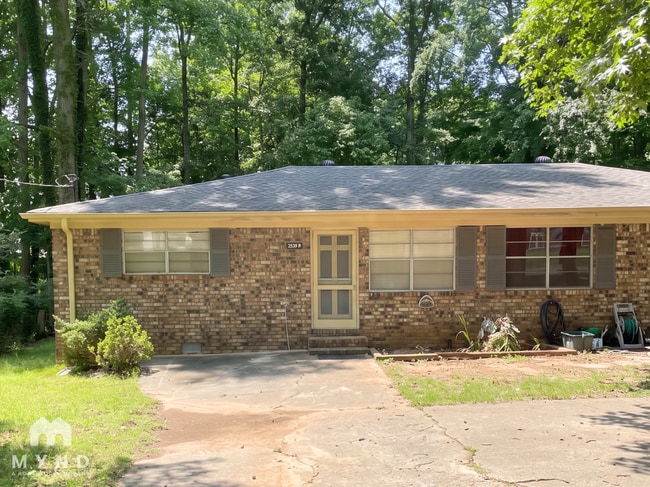 Building Photo - 2539 Park Dr