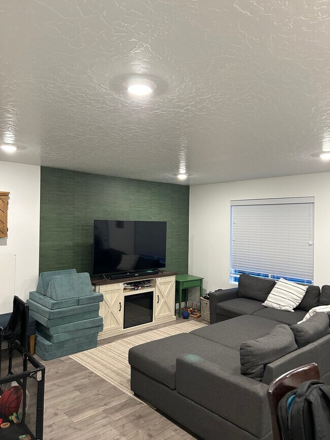 8608 W Bowie Dr