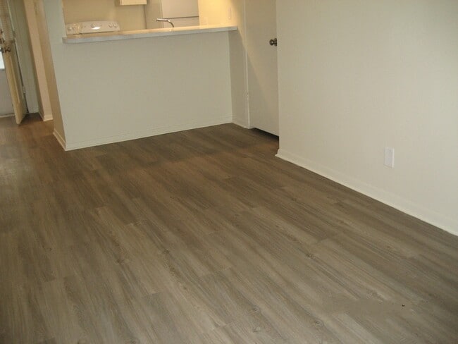 Living room/dining - La Casa Apartments