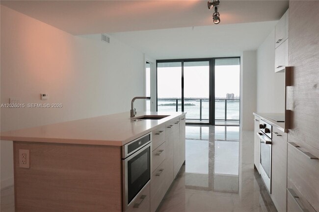 Photo - 650 NE 32nd St Unidad 1906