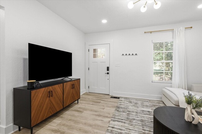 Photo - 643 W 8th Ave