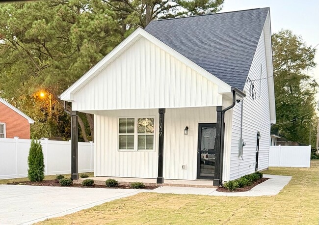 Building Photo - 1009 Rountree Ave SE