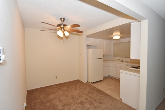 Photo - 1575 Oak Apartment Homes