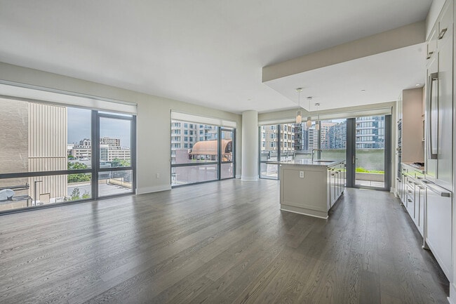 Living/Dining - 4960 Fairmont Ave Unit 603