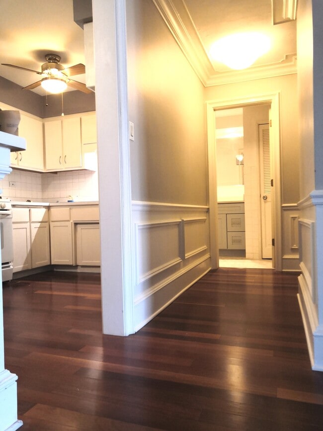 pasillo cerca de la cocina - 401 S Grove Ave Unidad 3D