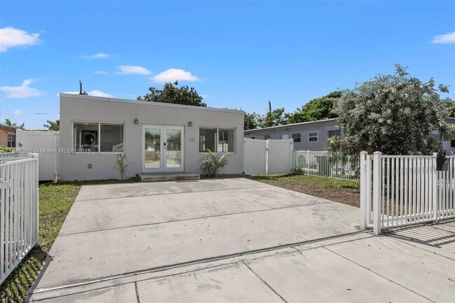 Photo - 737 NW 4th St