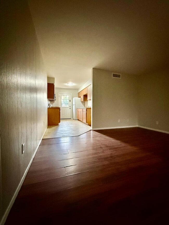 Building Photo - 825 E 5th St