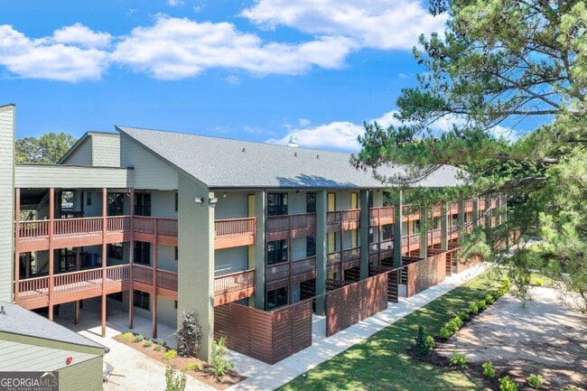 Building Photo - 710 Jesse Jewell Pkwy SE Unit 102