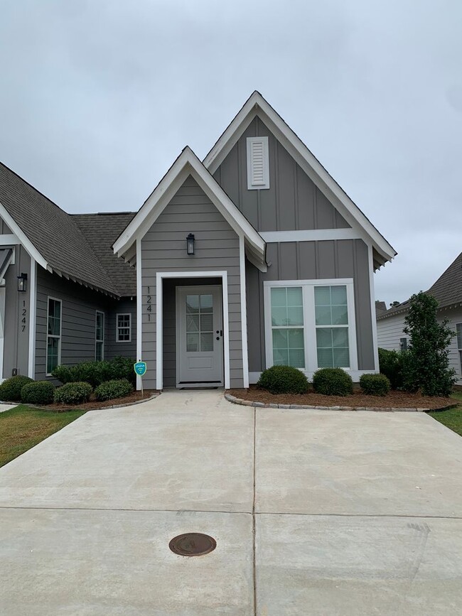 Building Photo - Fox Run Village Twin Home