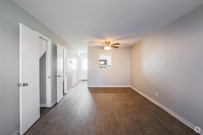 2BR, 2BA - 916SF - Park Meadows