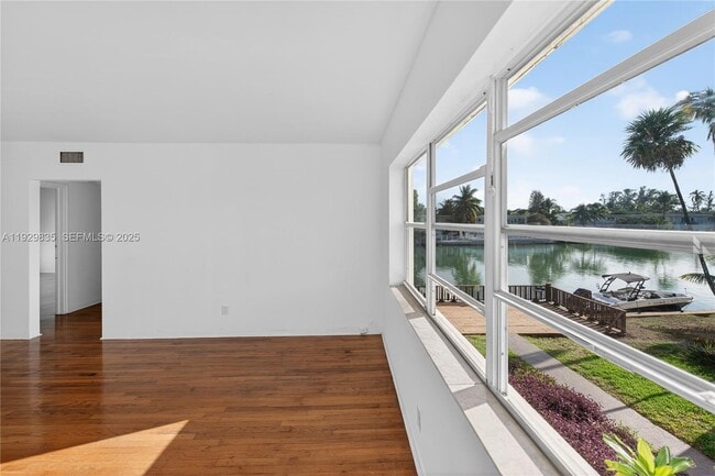 Building Photo - 160 S Shore Dr Unit 5