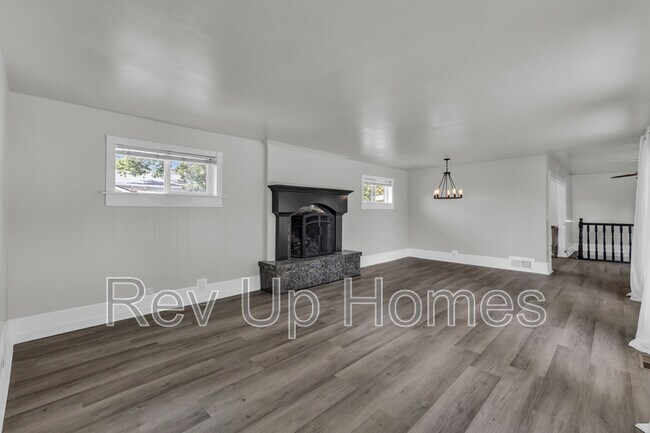 309 E State Rd Unit Upstairs