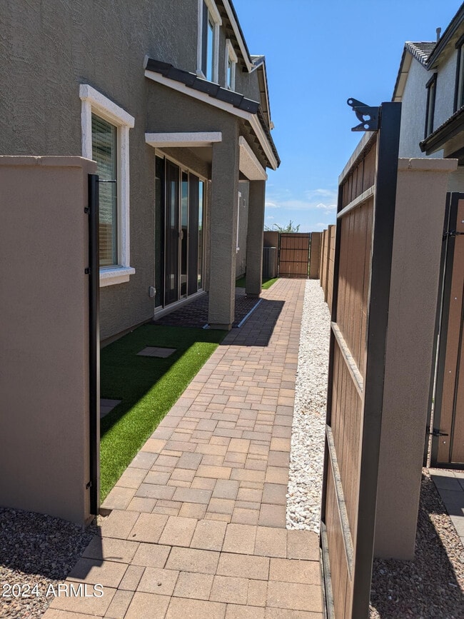 2207 W Paso Trl