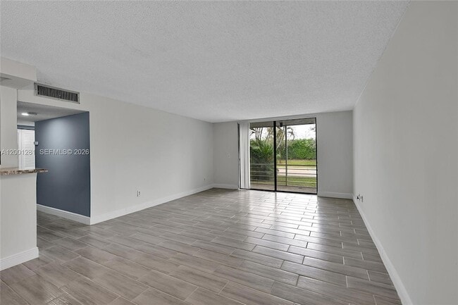 Building Photo - 2850 Somerset Dr Unit 105L