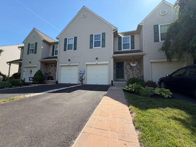 Building Photo - Stunning 3-Bedroom/2-Bathroom Townhouse. Available Mid July!