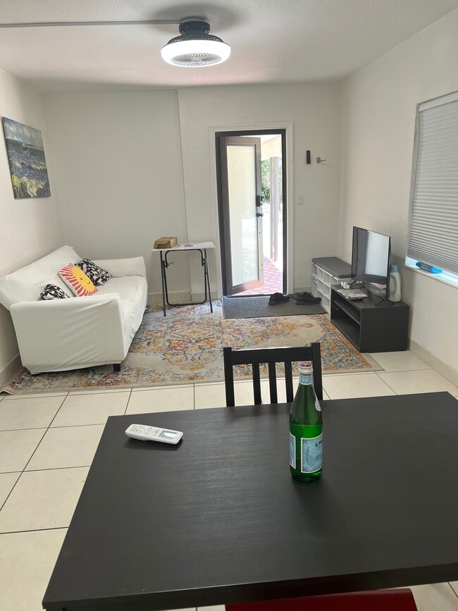 sala de estar - 1301 NE 6th St Unidad 1