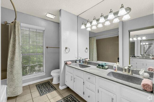 2BR, 2BA - 1100SF