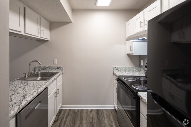 2BR, 2BA - 964SF - Kitchen - Park Hills Apartments
