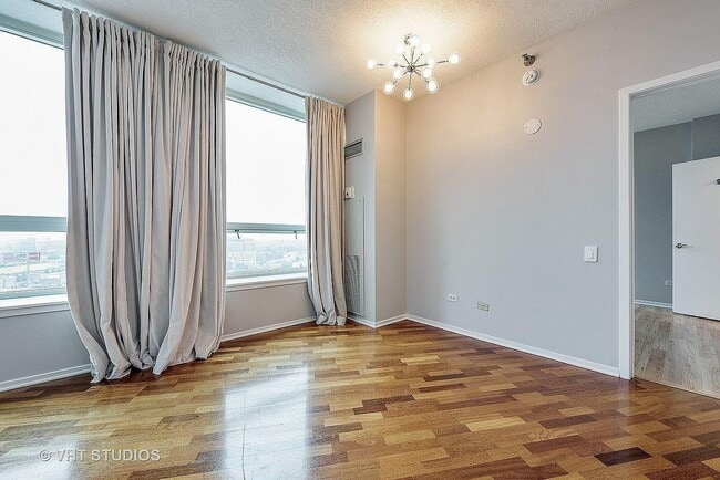 Photo - 600 N Kingsbury St Unidad 1811