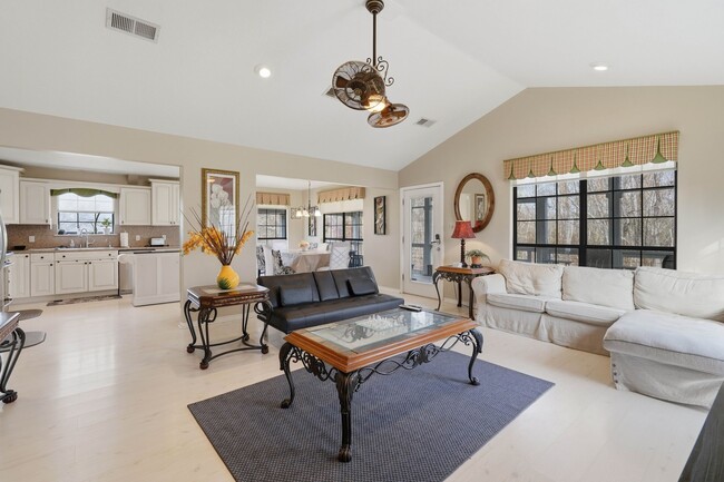 Building Photo - 360 S Lakeside Dr