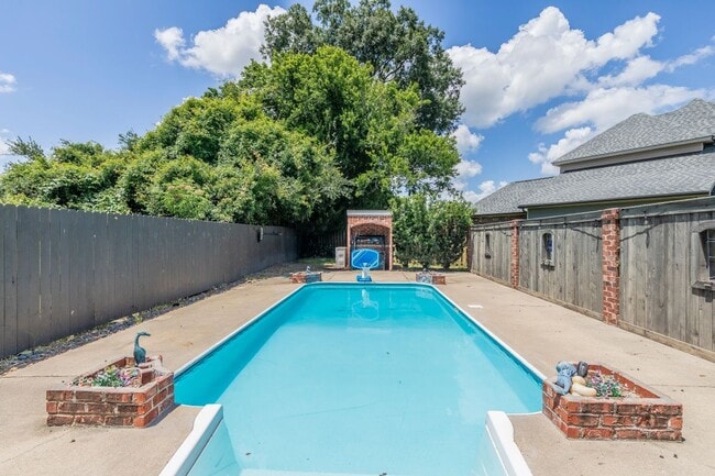 Photo - 300 Oak Hollow Dr