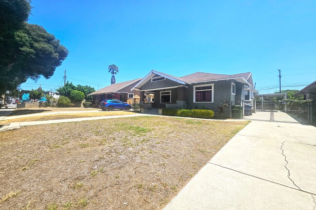 Photo - 648 N Heliotrope Dr