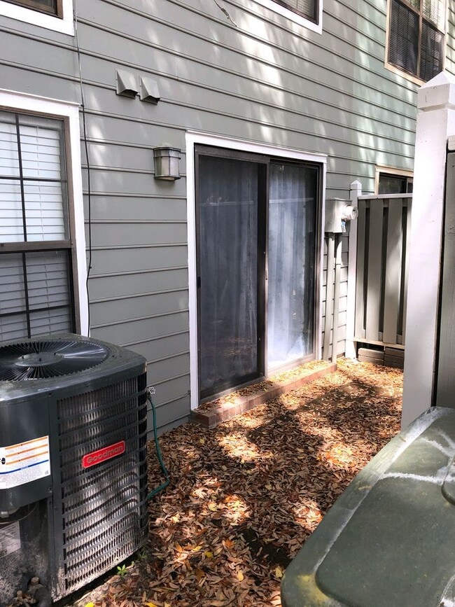 Photo - 118 Holland Park Cir