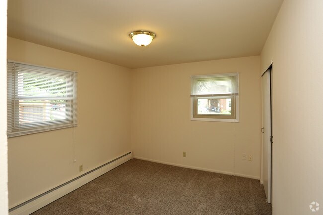 Second bedroom - Oak Park Apartment Homes
