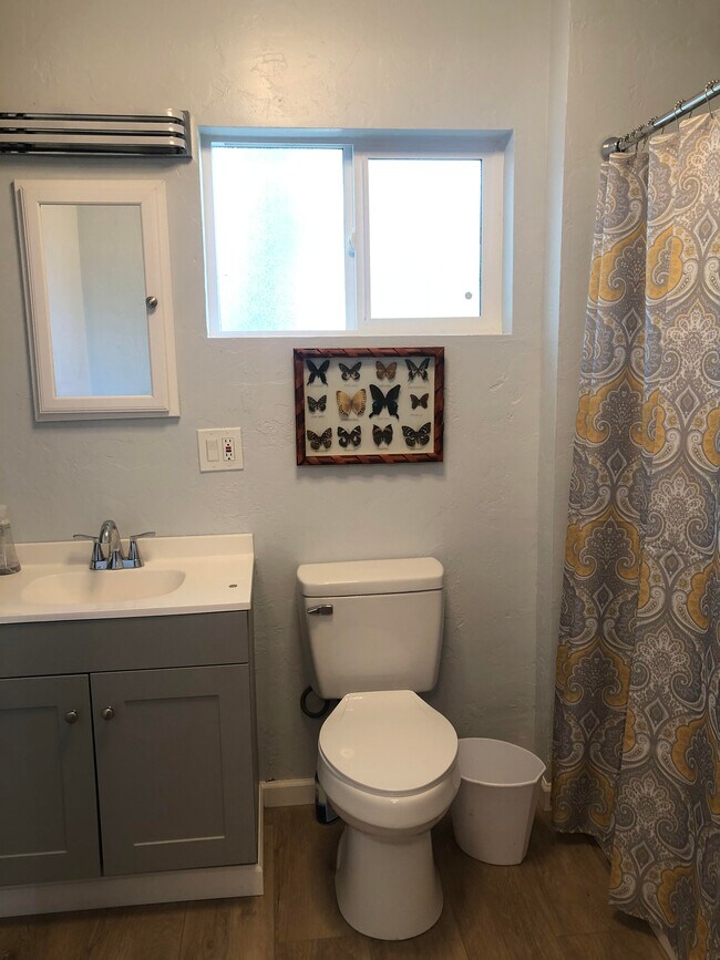 Private Bathroom - 435 Lincoln Ave Unidad B