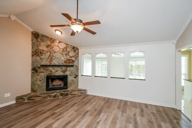 Photo - 1755 Farm Way