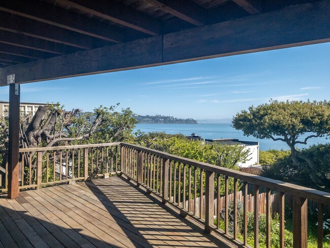 Building Photo - Stunning, Fully Remodeled Jr. 1bd/1ba! Remodeled! Private Deck! Parking! Laundry! PROGRESSIVE! Unit 10A