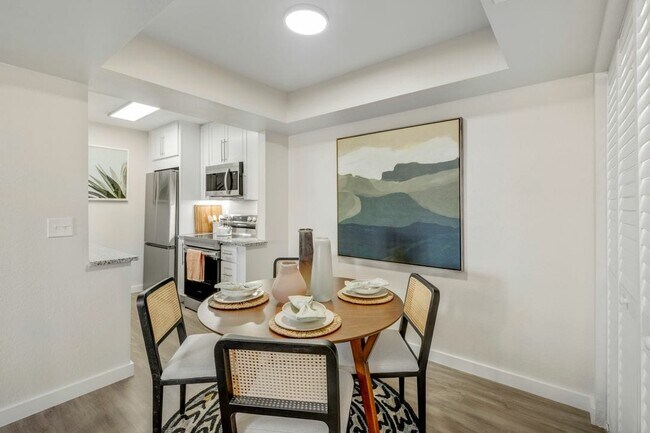 2BR, 2BA - 938SF - Dining Room