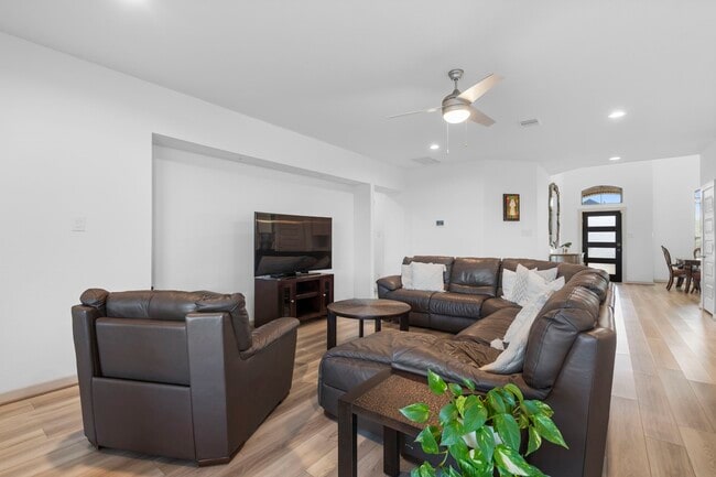 Photo - 28410 Hannahs Harbor Ln