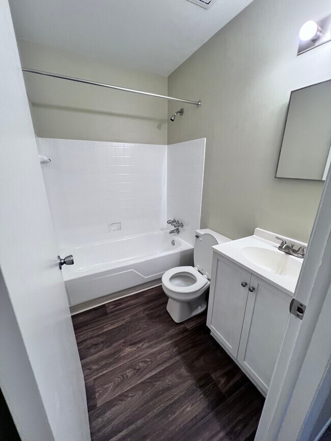 Photo - Davis Creek Apartments